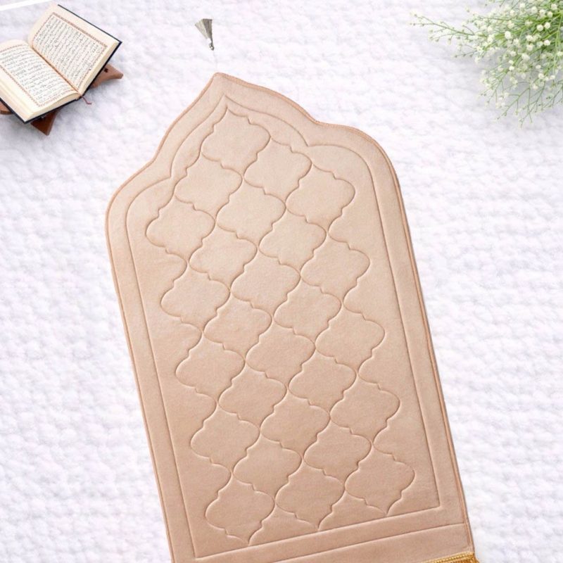 سجادة صلاة إسفنجية بيج توضح سماكة الفوم المريحة